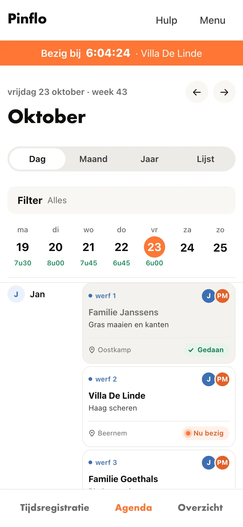 De agenda van een werknemer op de gsm, met de weekstrook en zijn werven van vandaag (gedaan, nu bezig, gepland), met de collega erbij