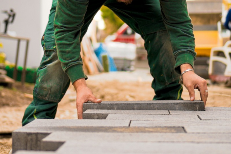 Stratenmaker legt betonklinkers