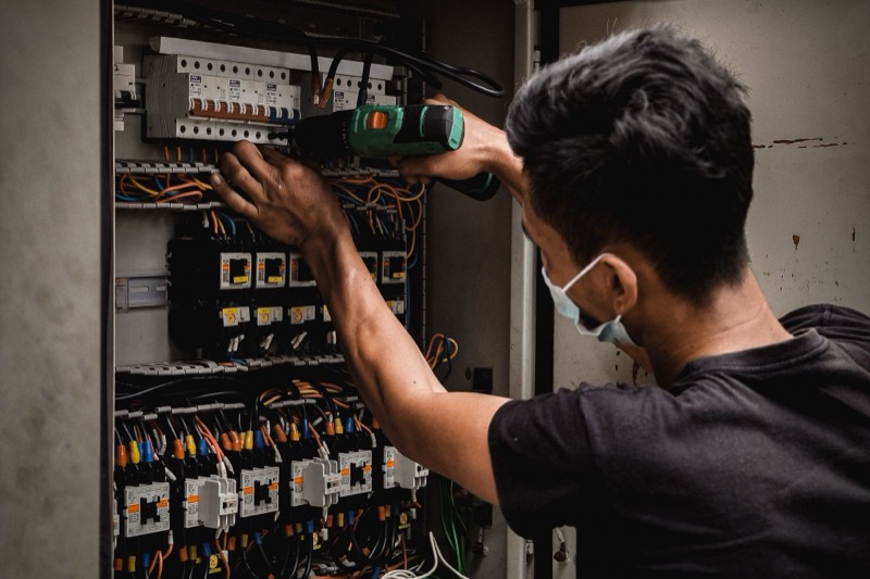 Elektricien werkt aan een open schakelkast