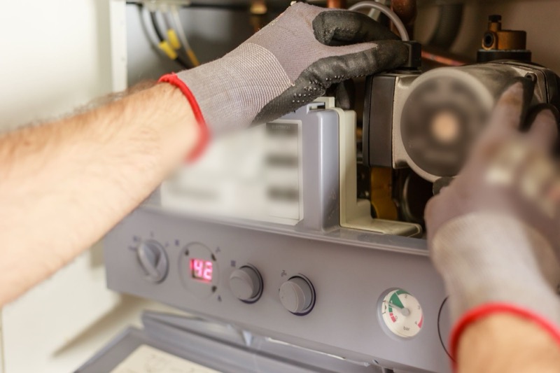 Installateur werkt aan een open cv-ketel